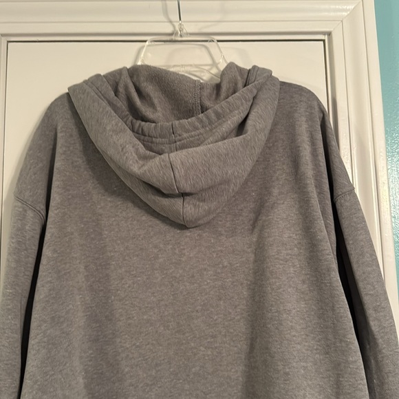Old Navy tulip hem hoodie with side pockets - Picture 4 of 10